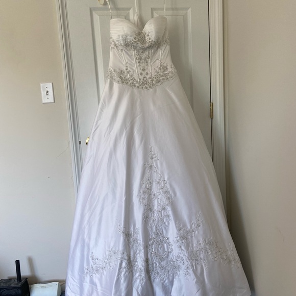David’s Bridal Sweetheart neckline wedding dress, ball gown - Picture 6 of 12